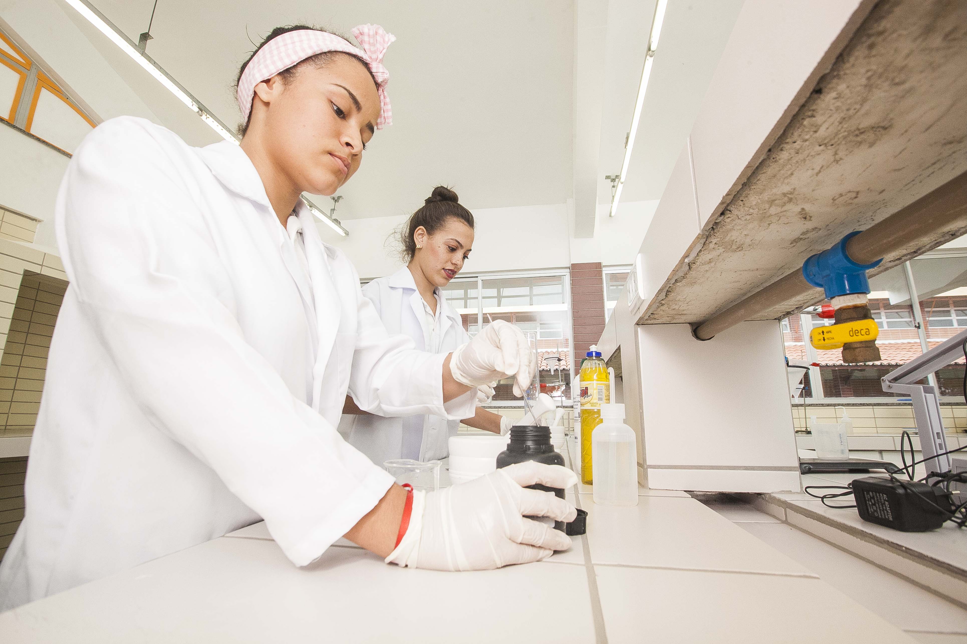 Escola conta com laboratórios de Informática, Física, Química, Biologia e de Matemática - Foto: Carlos Gibaja