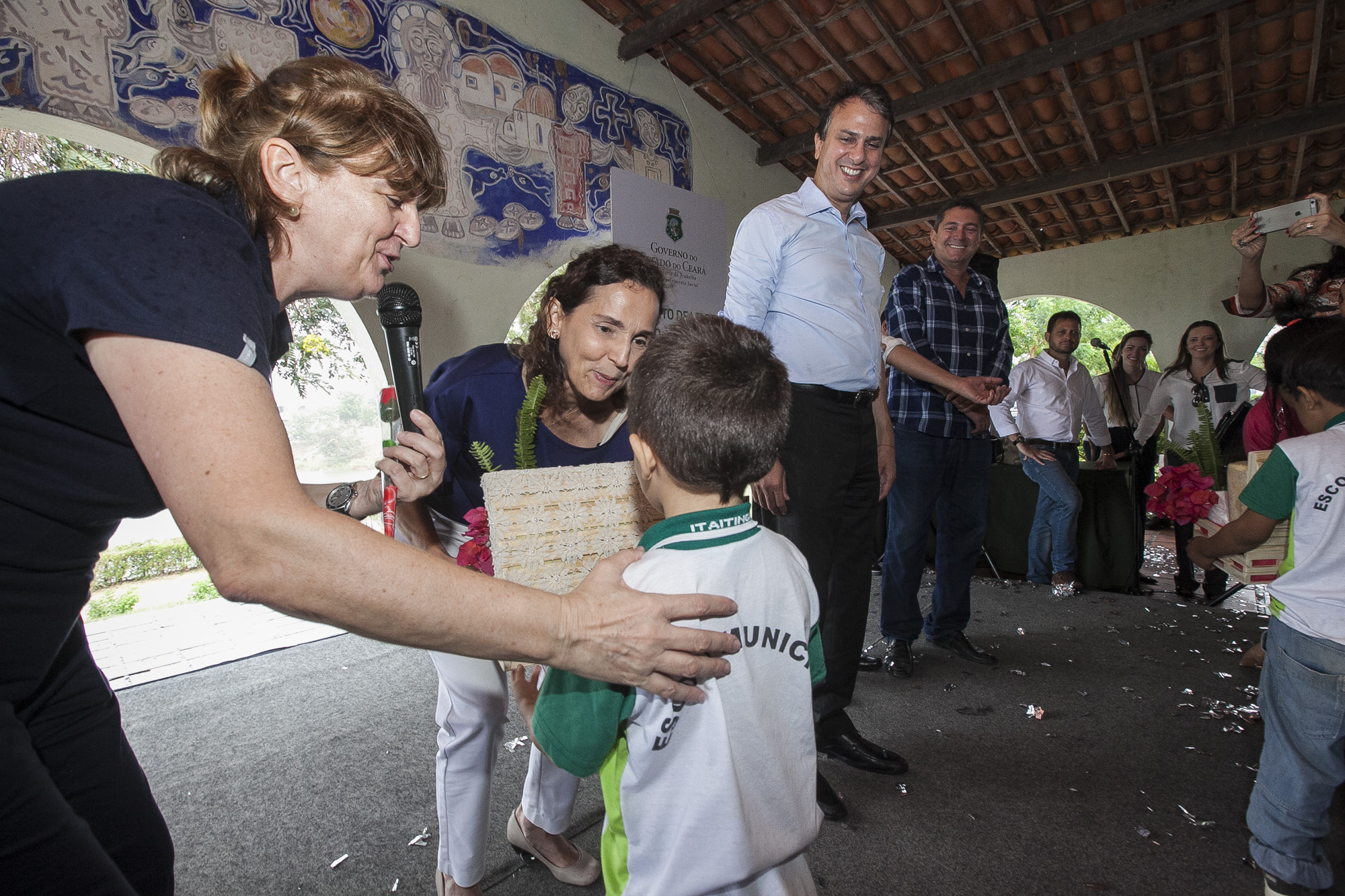 Durante a visita, o chefe do Executivo recebeu homenagem das crianças acolhidas e assinou Projeto de Lei que autoriza o repasse de R$ 1 milhão para a manutenção do espaço