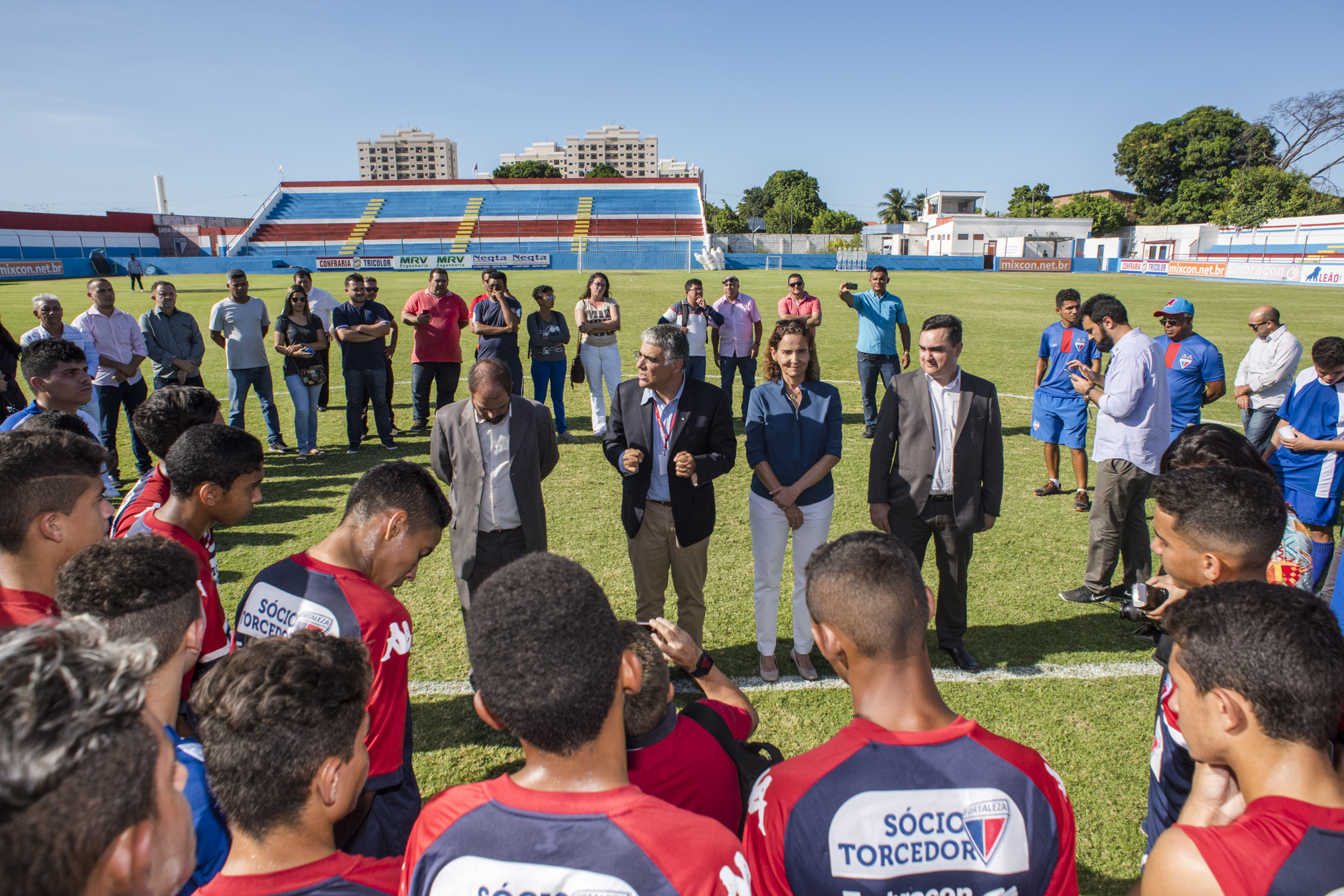 A solenidade foi realizada no Estádio Alcides Santos e contou com a presença da vice-governadora Izolda Cela, do superintendente do Sistema Estadual de Atendimento Socioeducativo, Cássio Franco, e do presidente do Fortaleza, Luiz Eduardo Girão.