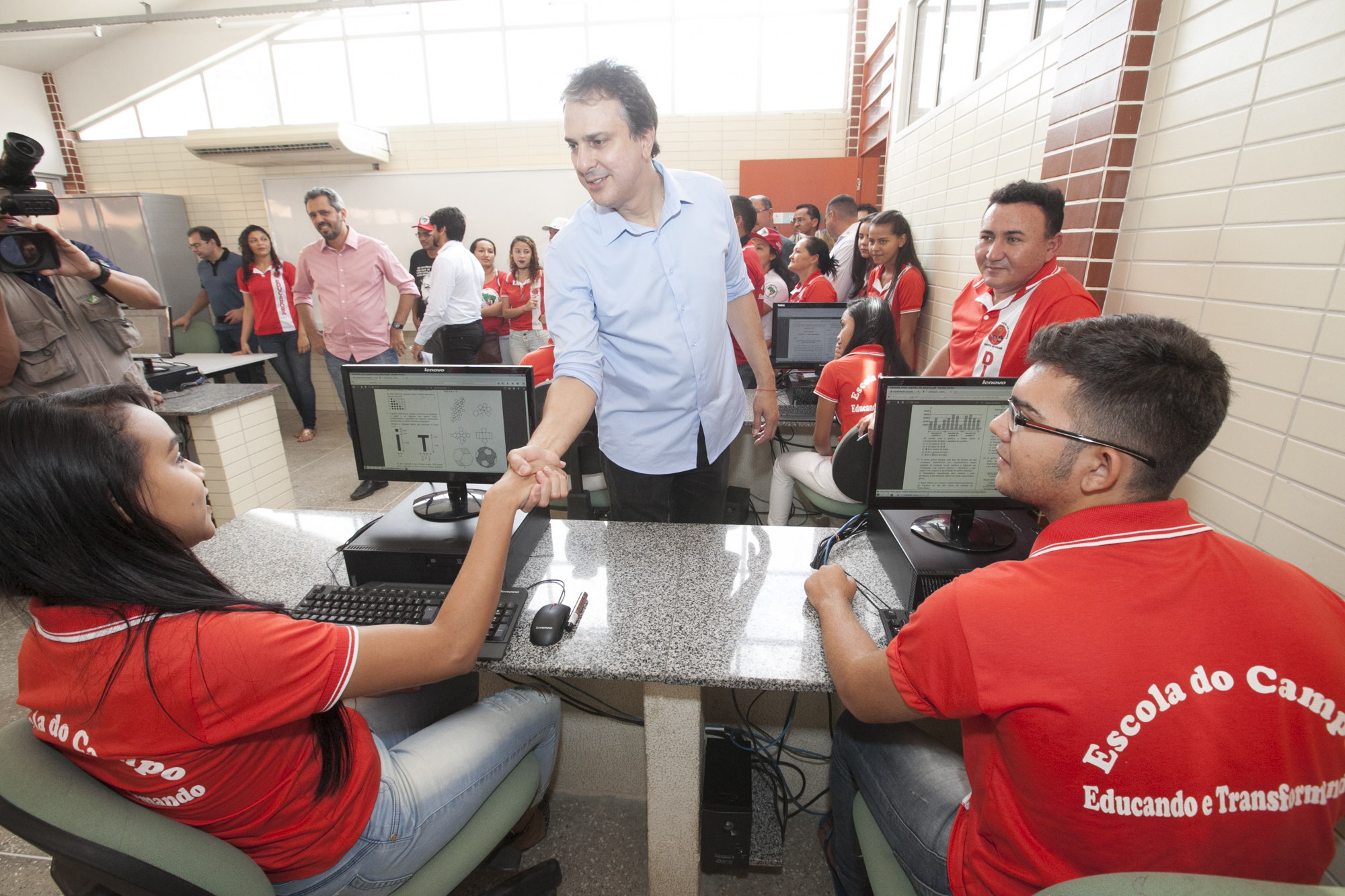 A unidade, localizada no assentamento Santana de Cal, tem capacidade para atender até 540 alunos, e foi construída, mobiliada e equipada com recursos estaduais e federais, somando investimento de R$ 4,1 milhões. Outras quatro escolas similares estão sendo construídas na região