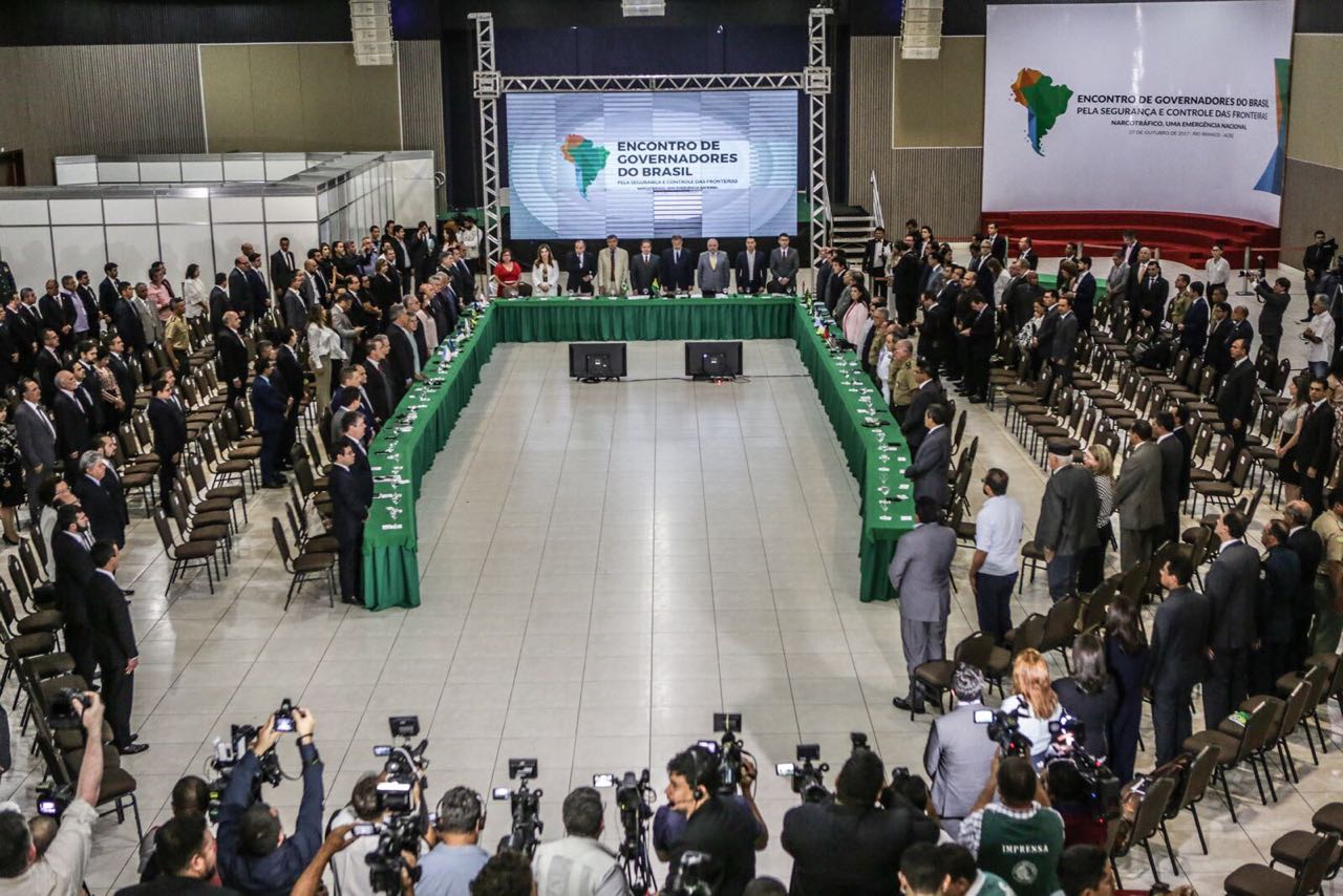 Junto a autoridades de todas as regiões do País, o governador Camilo Santana participou nesta sexta-feira (27) do "Encontro de Governadores do Brasil pela Segurança e Controle das Fronteiras: Narcotráfico, uma emergência nacional", em Rio Branco, no Acre. O evento teve como objetivo principal discutir a instituição do Sistema Nacional de Segurança Pública.