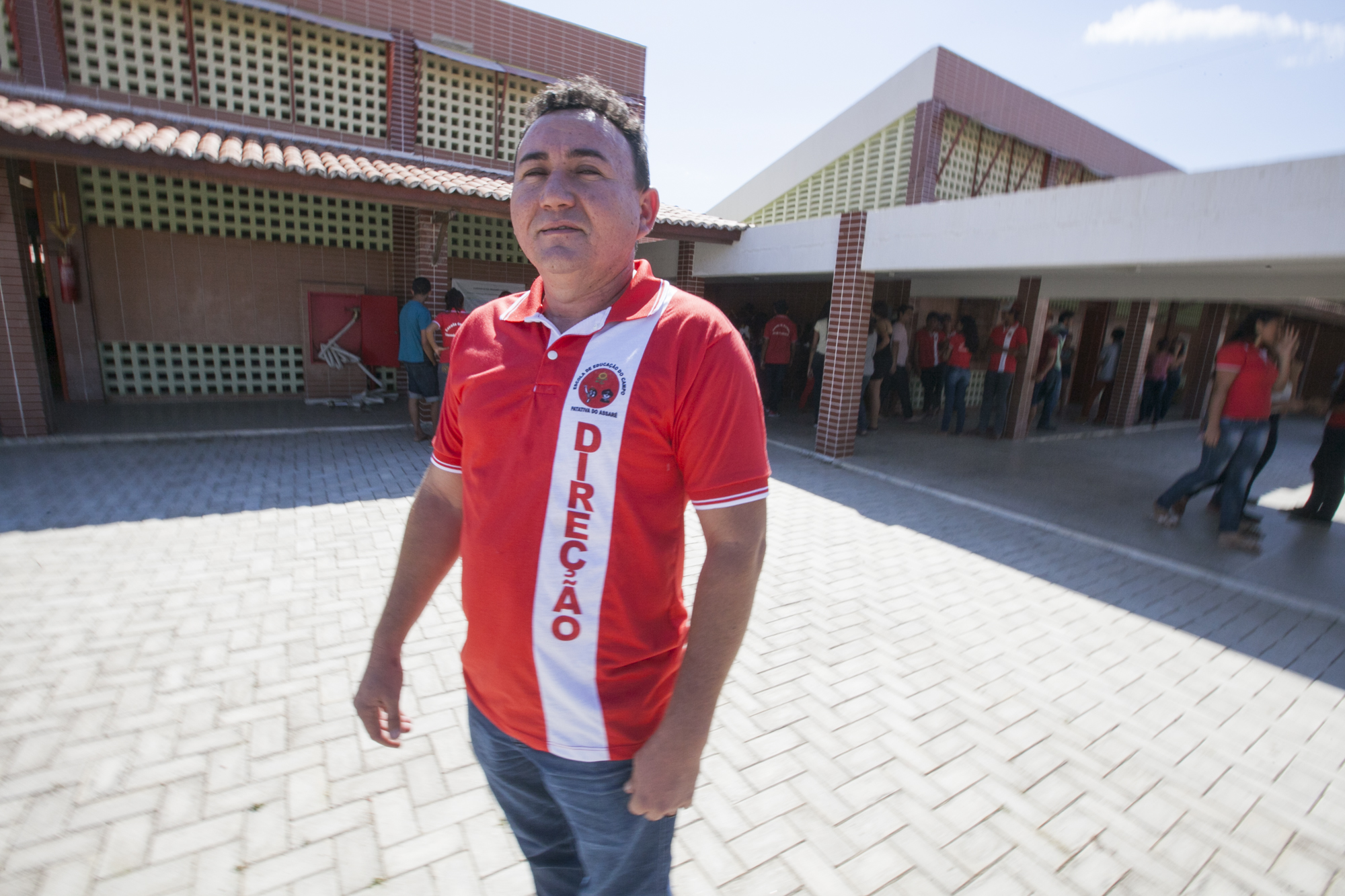 A unidade, localizada no assentamento Santana de Cal, tem capacidade para atender até 540 alunos, e foi construída, mobiliada e equipada com recursos estaduais e federais, somando investimento de R$ 4,1 milhões. Outras quatro escolas similares estão sendo construídas na região