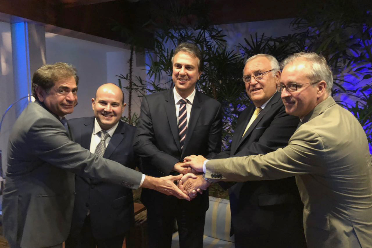 O governador Camilo Santana participou na noite desta quarta-feira (4), na residência do Cônsul Geral da França no Brasil, Brieuc Pont, em São Paulo, do evento que marcou o lançamento oficial do HUB da Air France Air France/KLM/Gol em Fortaleza.