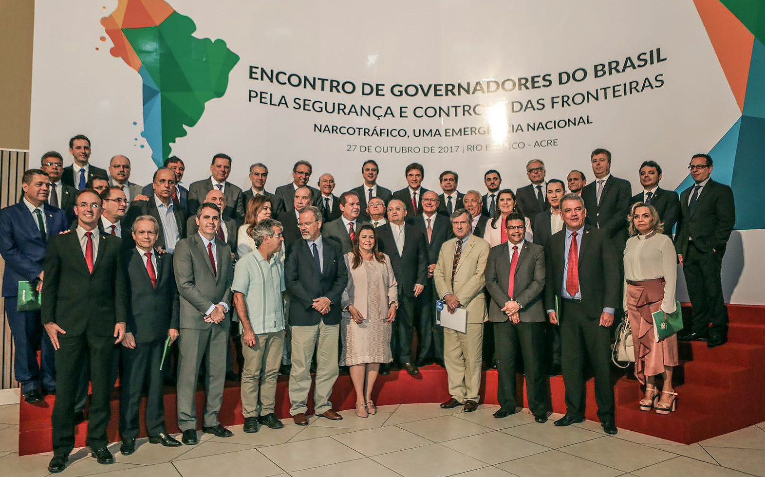 Junto a autoridades de todas as regiões do País, o governador Camilo Santana participou nesta sexta-feira (27) do "Encontro de Governadores do Brasil pela Segurança e Controle das Fronteiras: Narcotráfico, uma emergência nacional", em Rio Branco, no Acre. O evento teve como objetivo principal discutir a instituição do Sistema Nacional de Segurança Pública. 