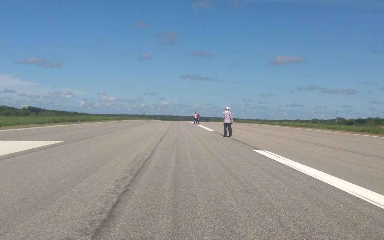 Imagem da pista de pouso do aeroporto de Aracati, no litoral leste do Ceará.