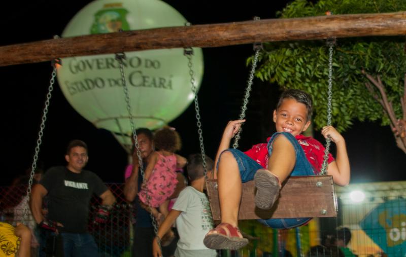 criança brincando em um balanço