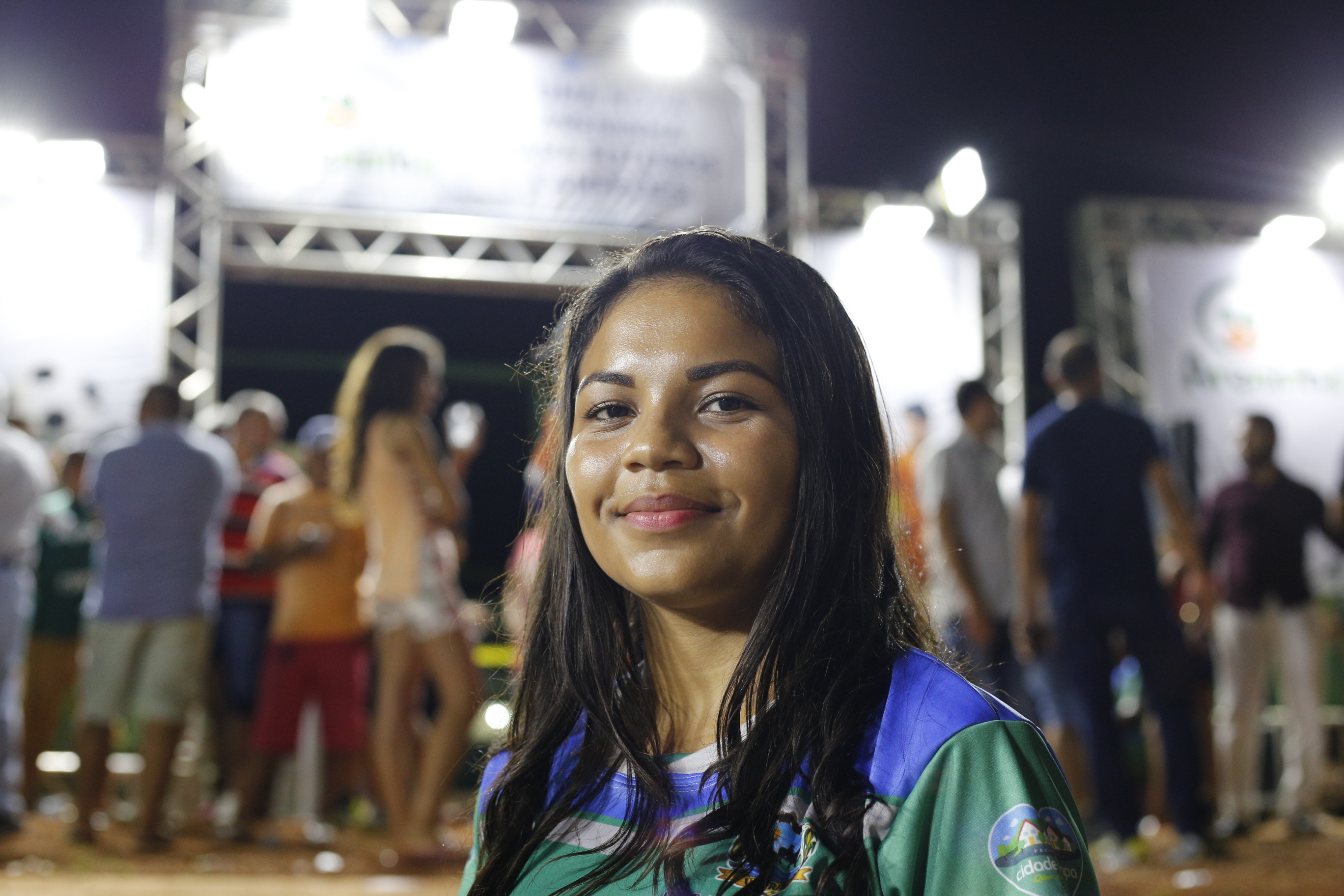 Maria Luciene Gomes posa para foto com a areninha em segundo plano