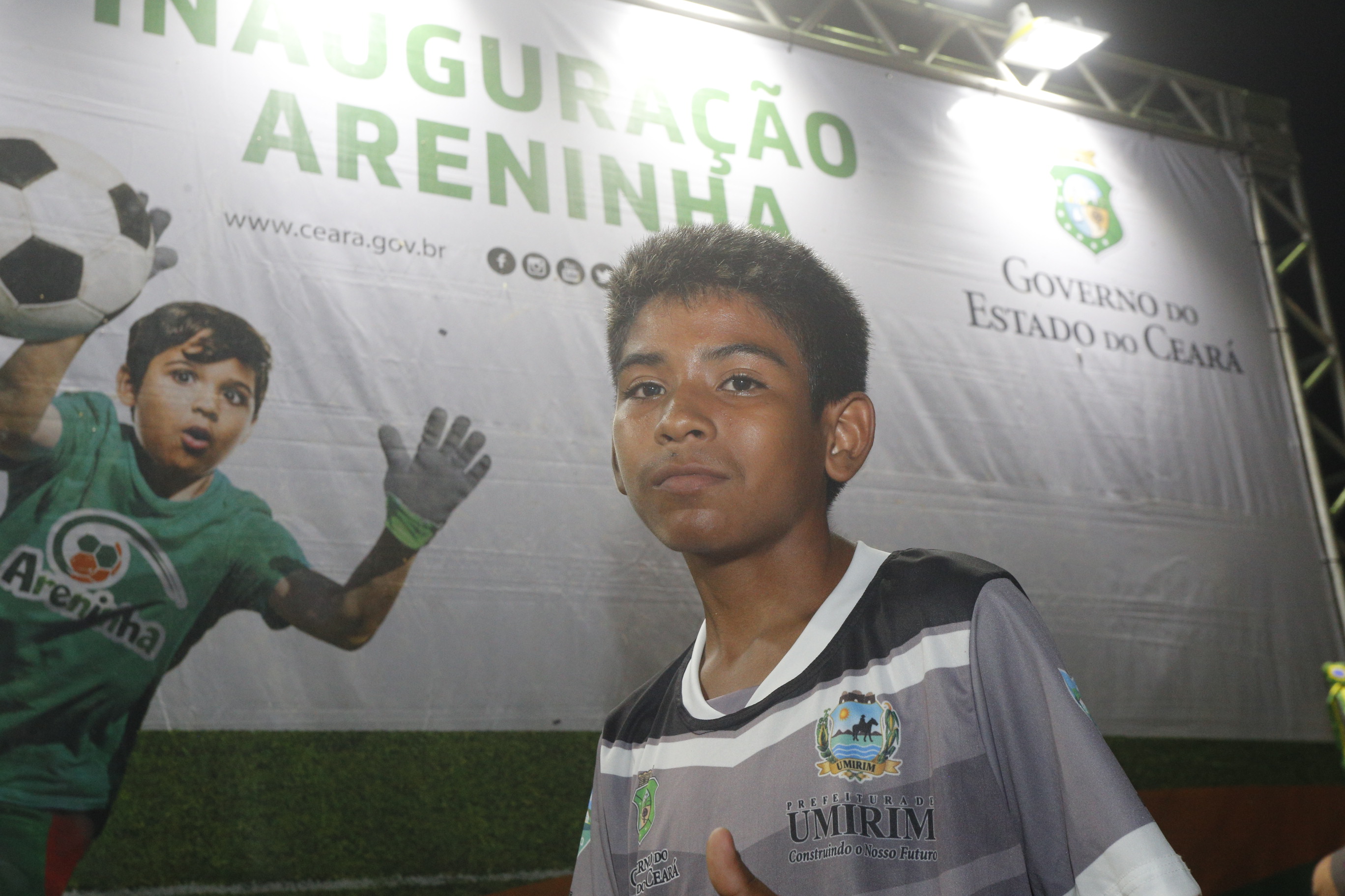 Daniel Araújo posa para foto com Areninha em segundo plano