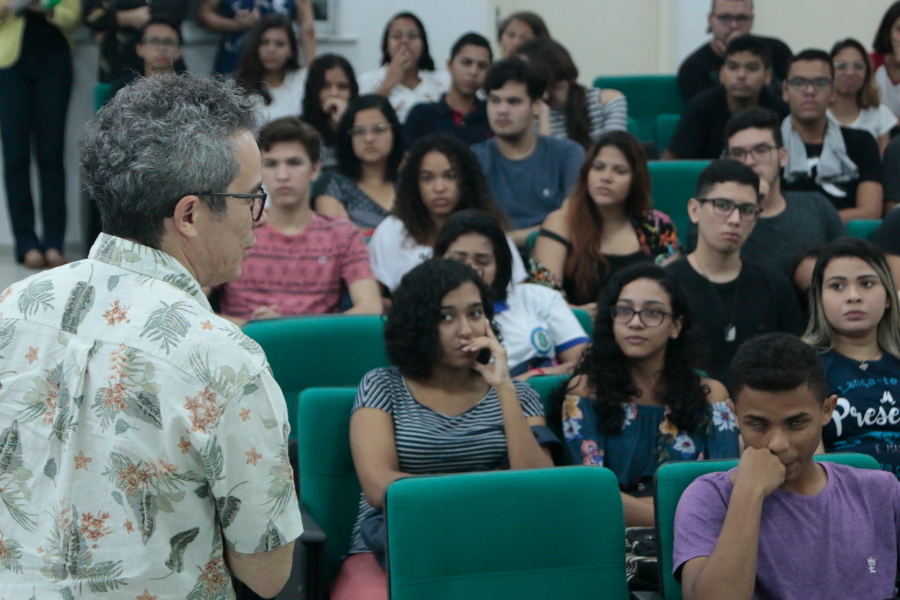 Fabiano Piúba conversa com estudantes