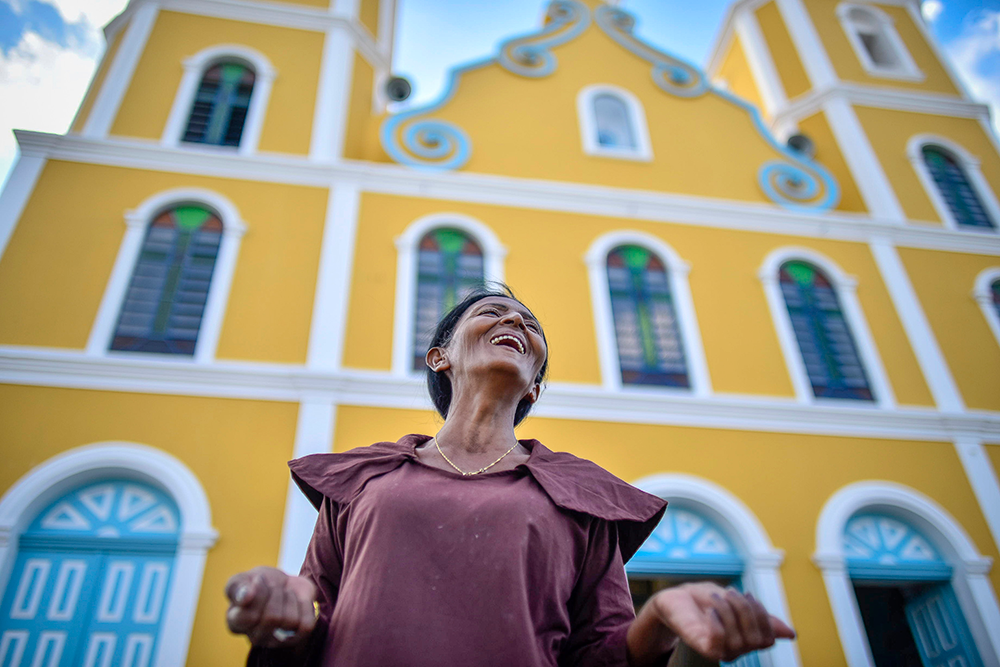 Foto de Davi Pinheiro traz a romeira franciscana Maria da Penha com a igreja de Canindé ao fundo