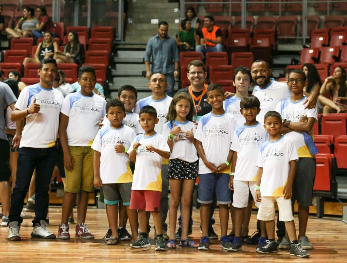 Crianças de projetos sociais assistem a estreia do Basquete Cearense no NBB