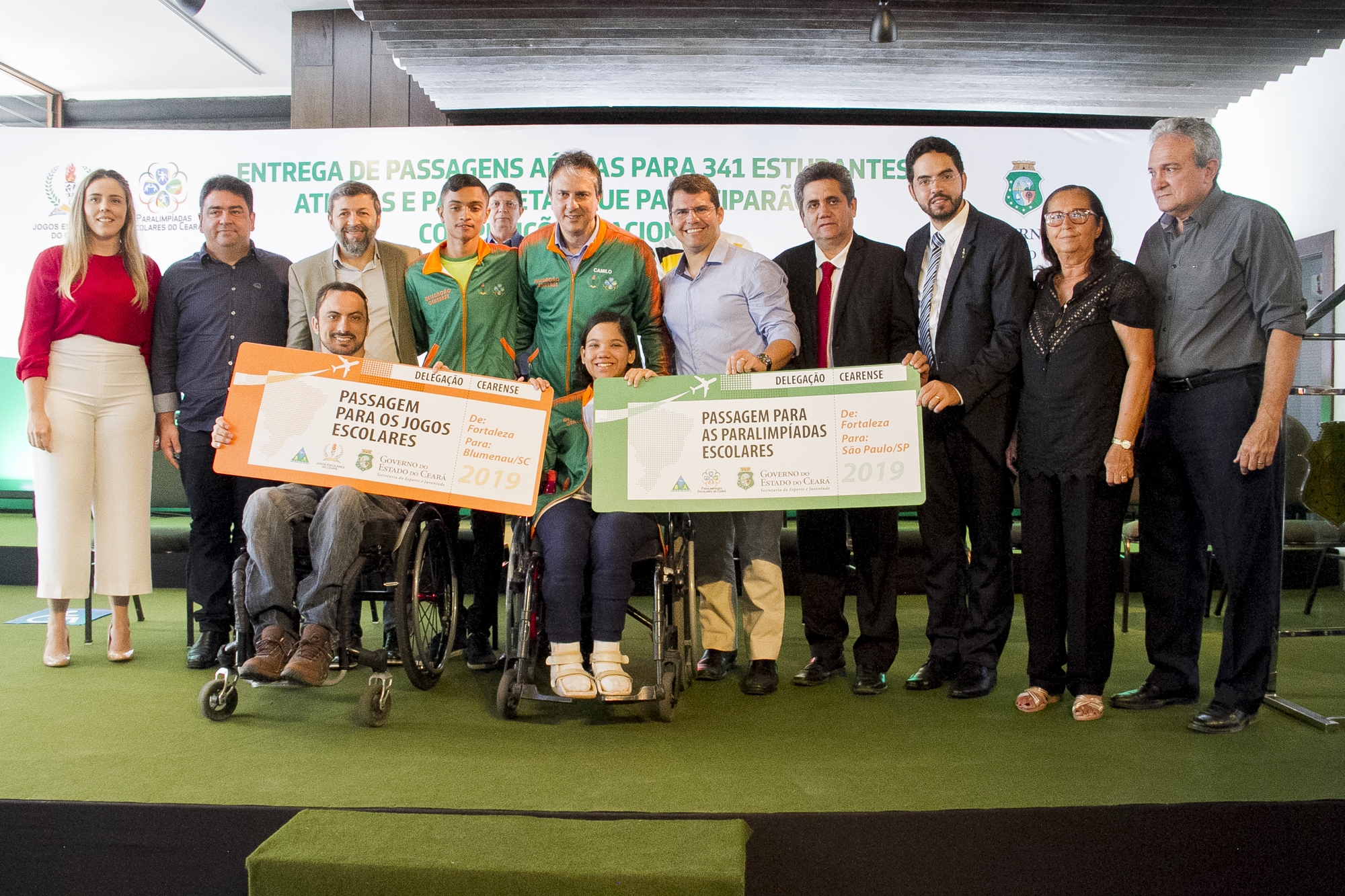 Entrega de passagens para estudantes participarem dos Jogos Escolares