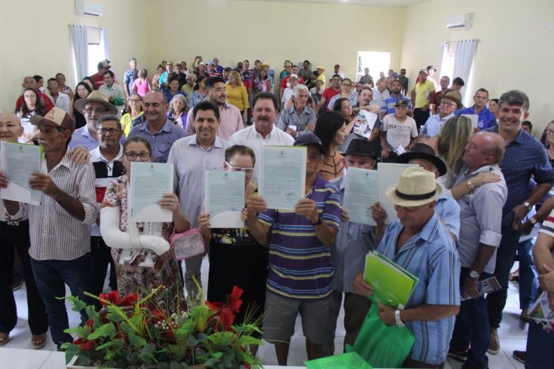 Títulos de propriedade entregues em Cariré